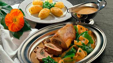 Gefülltes Schweinefilet mit Möhren und Zuckerschot Rezept - Foto: LECKER @ Bauer Media Group