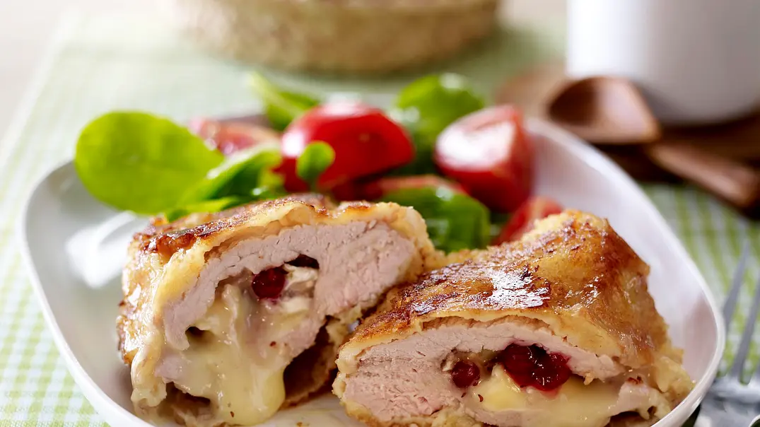 Gefülltes Schweineschnitzel mit Camembert und Preiselbeeren Rezept - Foto: LECKER @ Bauer Media Group