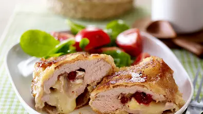 Gefülltes Schweineschnitzel mit Camembert und Preiselbeeren Rezept - Foto: LECKER @ Bauer Media Group