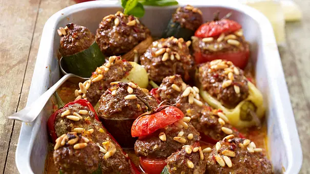 Gefülltes Sommergemüse mit Minzjoghurt Rezept - Foto: LECKER @ Bauer Media Group