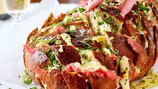 Gefülltes Zupfbrot mit Schinken und Käse Rezept - Foto: LECKER @ Bauer Media Group Gefülltes Zupfbrot mit Schinken und Käse Rezept - Foto: LECKER @ Bauer Media Group