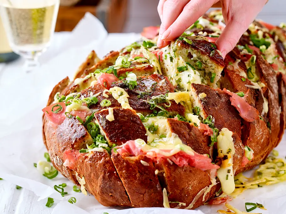 Gefülltes Zupfbrot mit Schinken und Käse Rezept Gefülltes Zupfbrot mit Schinken und Käse Rezept
