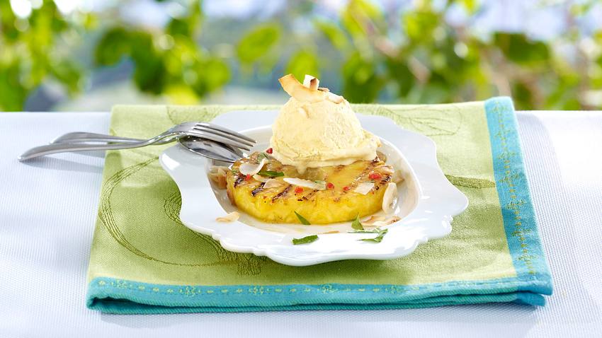 Gegrillte Ananas mit Chili und Vanilleeis Rezept - Foto: House of Food / Bauer Food Experts KG