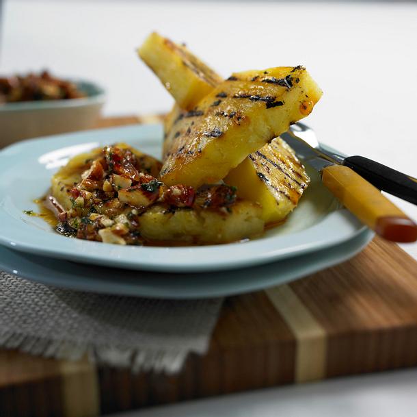 Gegrillte Ananasscheibe mit Mandel-Pesto Rezept