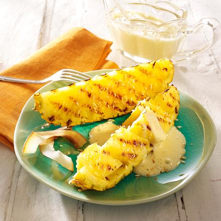 Gegrillte Ananasspalten mit Zabaione Rezept Gegrillte Ananasspalten mit Zabaione Rezept