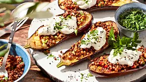 Gegrillte Aubergine mit Linsensalat Rezept - Foto: LECKER @ Bauer Media Group Gegrillte Aubergine mit Linsensalat Rezept - Foto: LECKER @ Bauer Media Group