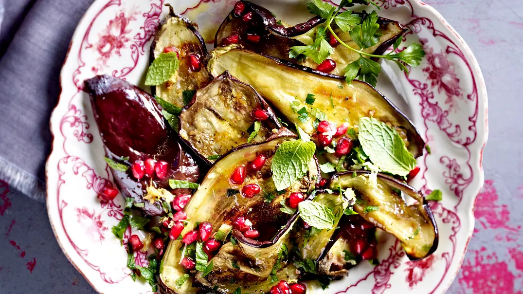 Gegrillte Auberginen mit Knoblauch, Kräutern und Granatapfelkernen Rezept - Foto: LECKER @ Bauer Media Group Gegrillte Auberginen mit Knoblauch, Kräutern und Granatapfelkernen Rezept - Foto: LECKER @ Bauer Media Group