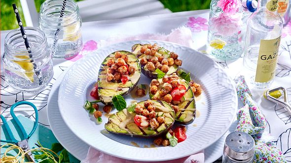 Gegrillte Avocado mit Kichererbsen und Tahini Rezept - Foto: House of Food / Bauer Food Experts KG