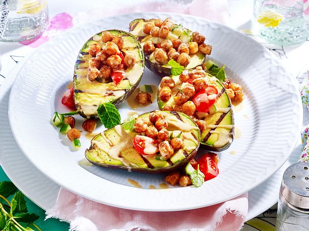 Gegrillte Avocado mit Kichererbsen und Tahini Rezept Gegrillte Avocado mit Kichererbsen und Tahini Rezept