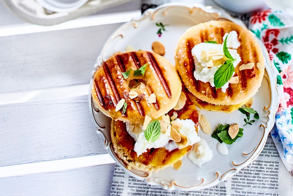 Gegrillte Donuts mit Ananas und Frozen Yogurt Rezept