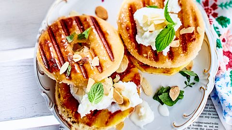 Gegrillte Donuts mit Ananas und Frozen Yogurt Rezept - Foto: House of Food / Bauer Food Experts KG