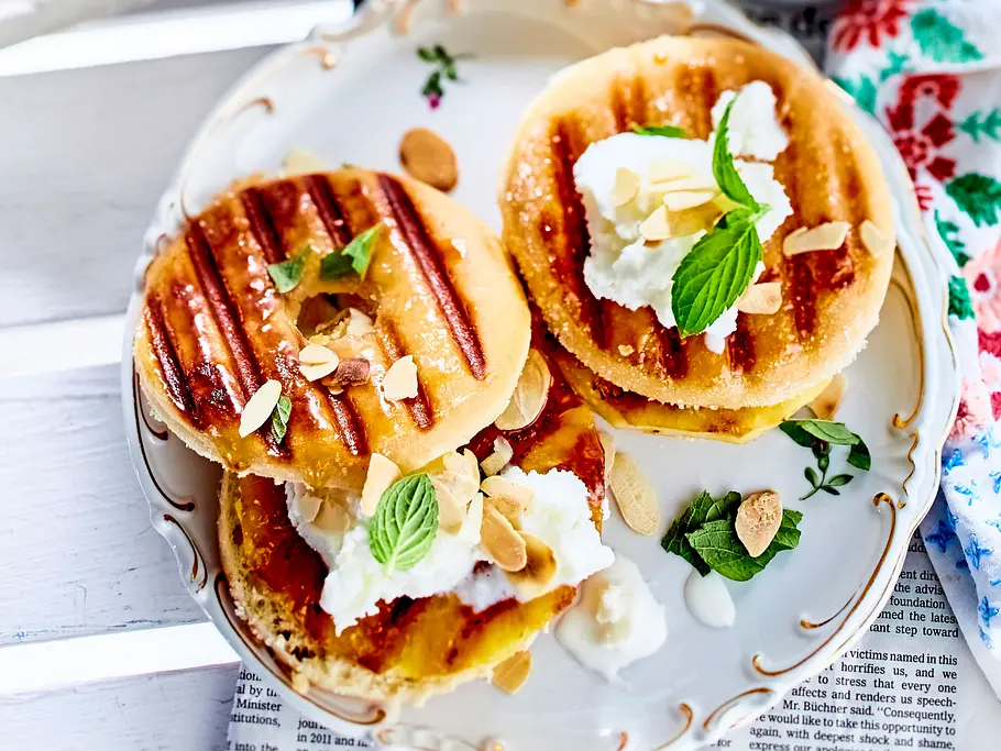 Gegrillte Donuts mit Ananas und Frozen Yogurt Rezept