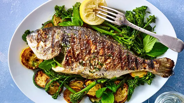 Gerillte Dorade auf marinierten Brokkolini und Zucchinischeiben - Foto: LECKER @ Bauer Media Group Gerillte Dorade auf marinierten Brokkolini und Zucchinischeiben - Foto: LECKER @ Bauer Media Group