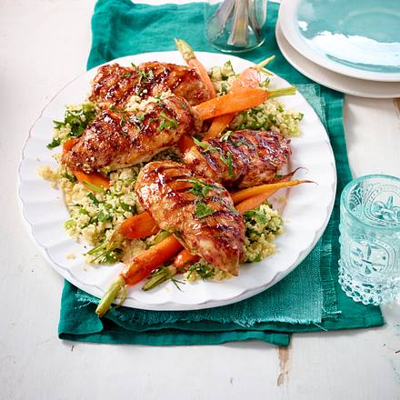 Gegrillte Hähnchenfilets mit Fingermöhren auf Couscoussalat Rezept Gegrillte Hähnchenfilets mit Fingermöhren auf Couscoussalat Rezept
