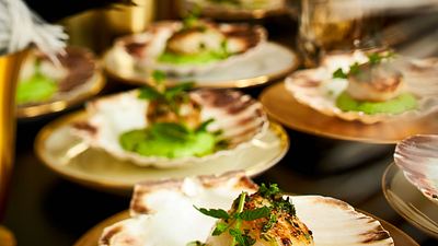 Gegrillte Jakobsmuscheln auf Erbsenmosse Rezept - Foto: House of Food / Bauer Food Experts KG
