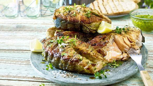 Gegrillte Lachssteaks mit Kapernpesto Rezept - Foto: House of Food / Bauer Food Experts KG