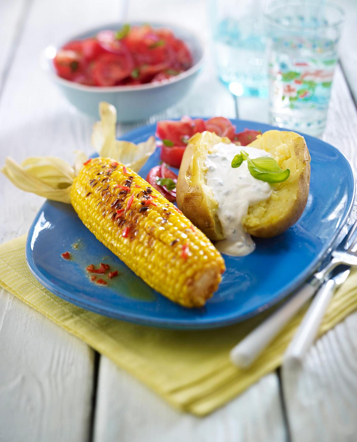 Gegrillte Maiskolben mit Chilibutter zu Tomatensalat und Backkartoffel Rezept