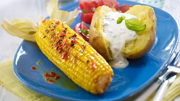 Gegrillte Maiskolben mit Chilibutter zu Tomatensalat und Backkartoffel Rezept - Foto: LECKER @ Bauer Media Group Gegrillte Maiskolben mit Chilibutter zu Tomatensalat und Backkartoffel Rezept - Foto: LECKER @ Bauer Media Group