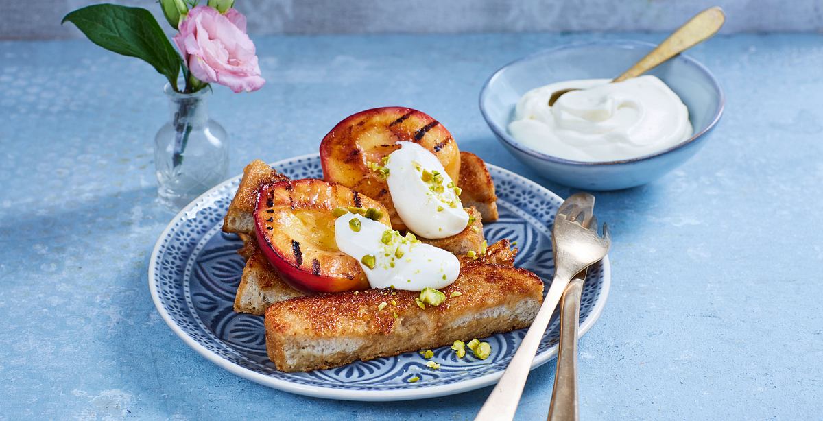 Gegrillte Nektarine mit griechischem Joghurt auf Espresso-Zimt-French Toast Rezept