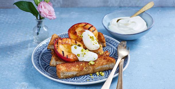 Gegrillte Nektarine mit griechischem Joghurt auf Espresso-Zimt-French Toast Rezept Gegrillte Nektarine mit griechischem Joghurt auf Espresso-Zimt-French Toast Rezept