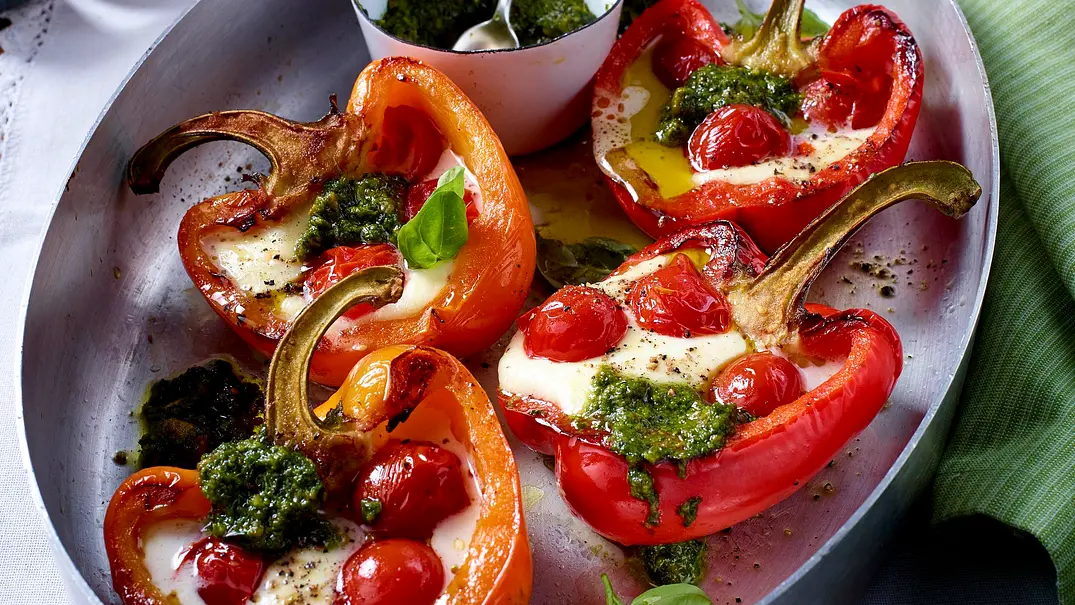 Gegrillte Paprikaschoten mit Kirschtomaten, Mozzarella und Basilikum-Pesto Rezept - Foto: LECKER @ Bauer Media Group Gegrillte Paprikaschoten mit Kirschtomaten, Mozzarella und Basilikum-Pesto Rezept - Foto: LECKER @ Bauer Media Group