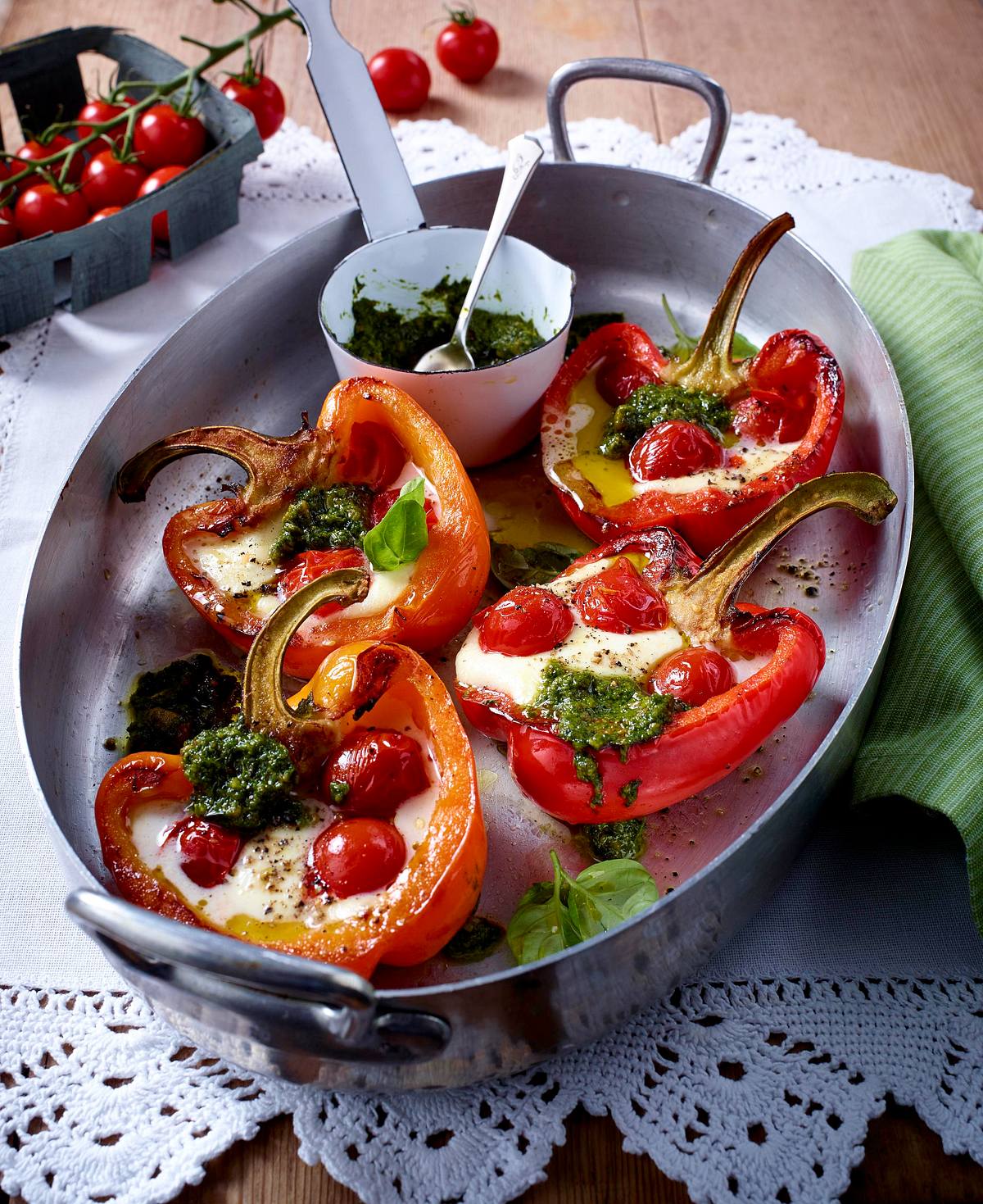 Gegrillte Paprikaschoten mit Kirschtomaten, Mozzarella und Basilikum-Pesto Rezept