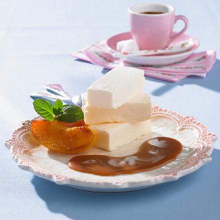 Gegrillte Pfirsiche mit selbsgemachtem Joghurteis und Karamell-Soße Rezept Gegrillte Pfirsiche mit selbsgemachtem Joghurteis und Karamell-Soße Rezept