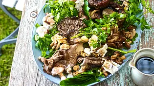 Gegrillte Pilze mit Walnuss-Marinade auf Kräuterbett mit Ziegenkäse Rezept - Foto: LECKER @ Bauer Media Group
