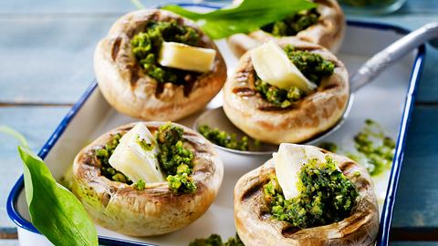 Gegrillte Riesenchampignons mit Bärlauchpesto und Ziegenkäse Rezept - Foto: House of Food / Bauer Food Experts KG