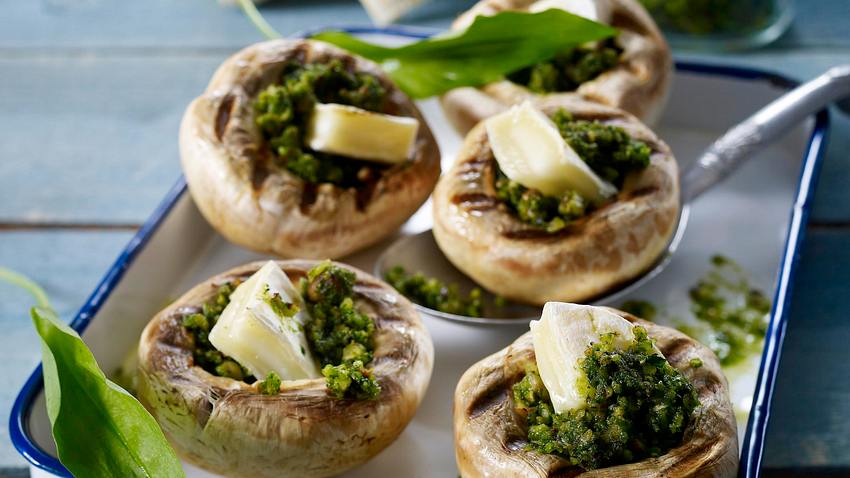 Gegrillte Riesenchampignons mit Bärlauchpesto und Ziegenkäse Rezept - Foto: House of Food / Bauer Food Experts KG