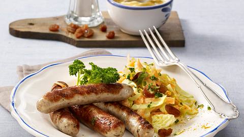 Gegrillte Rostbratwürstchen mit Weißkohl-Möhrensalat Rezept - Foto: Först, Thomas