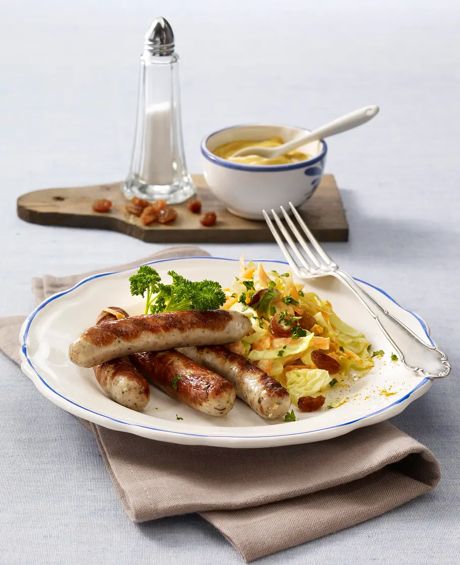 Gegrillte Rostbratwürstchen mit Weißkohl-Möhrensalat Rezept