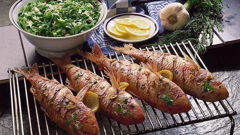 Gegrillte Rotbarben mit Knoblauch und Kräutern Rezept - Foto: Horn
