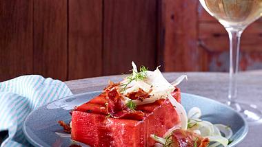 Gegrillte Wassermelone mit Bacon Rezept - Foto: House of Food / Bauer Food Experts KG