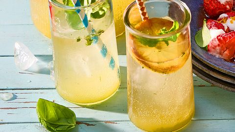 Gegrillte Zitronenlimonade mit Basilikum Rezept - Foto: House of Food / Bauer Food Experts KG