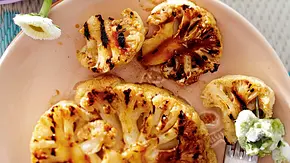 Gegrillter Blumenkohl mit Avocado-Minz-Remoulade Rezept - Foto: LECKER @ Bauer Media Group Gegrillter Blumenkohl mit Avocado-Minz-Remoulade Rezept - Foto: LECKER @ Bauer Media Group