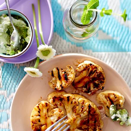 Gegrillter Blumenkohl mit Avocado-Minz-Remoulade Rezept Gegrillter Blumenkohl mit Avocado-Minz-Remoulade Rezept
