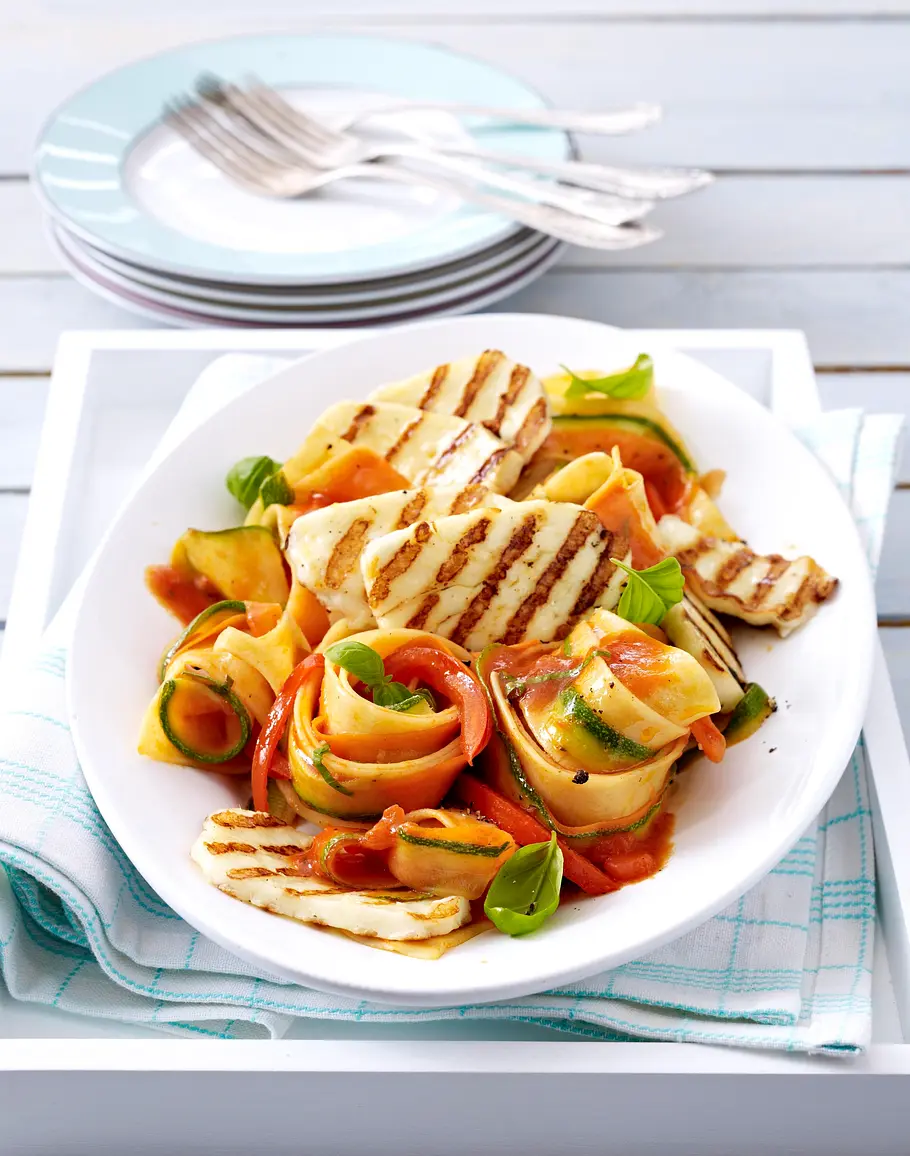 Gegrillter Halloumi-Käse auf Gemüsenudeln Rezept Gegrillter Halloumi-Käse auf Gemüsenudeln Rezept