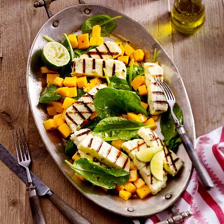 Gegrillter indischer Frischkäse (Paneer) mit Spinat und Mango Rezept