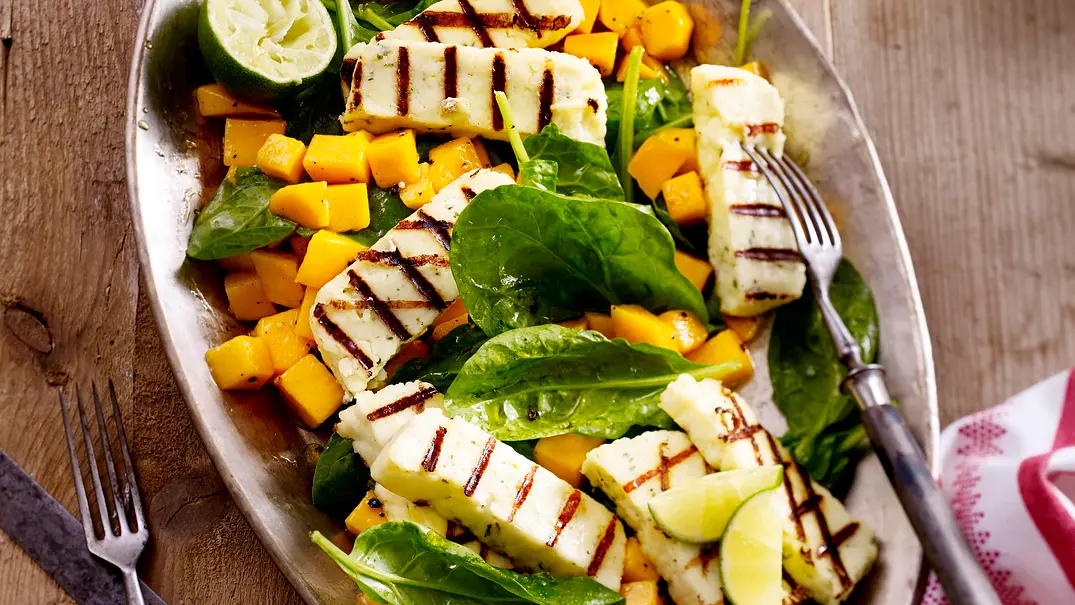 Gegrillter indischer Frischkäse (Paneer) mit Spinat und Mango Rezept - Foto: LECKER @ Bauer Media Group