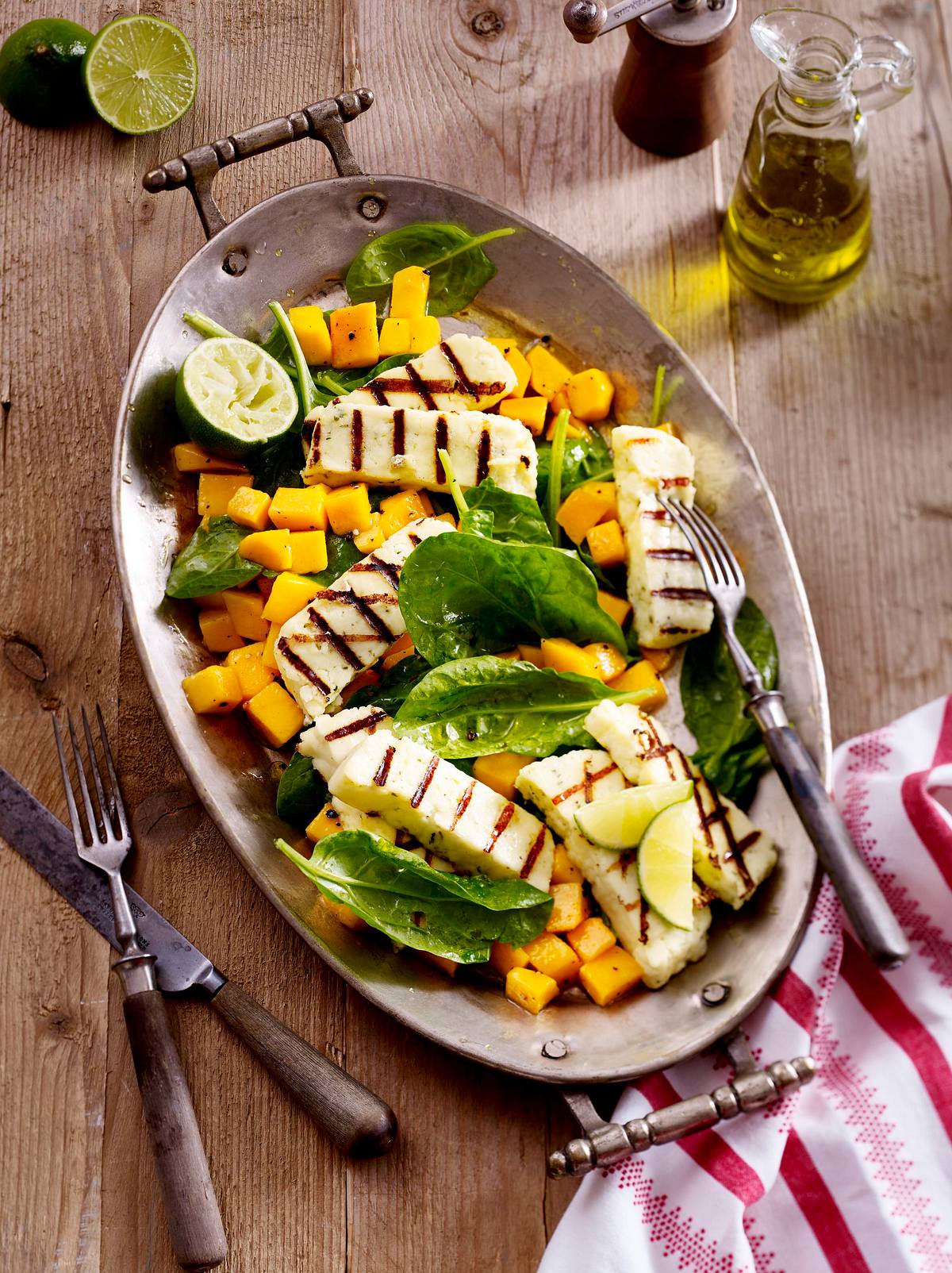 Gegrillter indischer Frischkäse (Paneer) mit Spinat und Mango Rezept