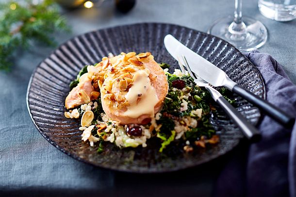Gegrillter Lachs auf Wirsing-Cranberry-Pilaw Rezept Gegrillter Lachs auf Wirsing-Cranberry-Pilaw Rezept