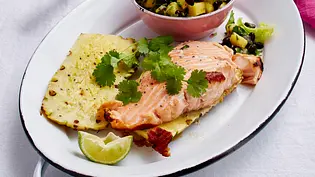 Gegrillter Lachs mit Ananassalat Rezept - Foto: LECKER @ Bauer Media Group Gegrillter Lachs mit Ananassalat Rezept - Foto: LECKER @ Bauer Media Group