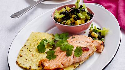 Gegrillter Lachs mit Ananassalat Rezept - Foto: House of Food / Bauer Food Experts KG