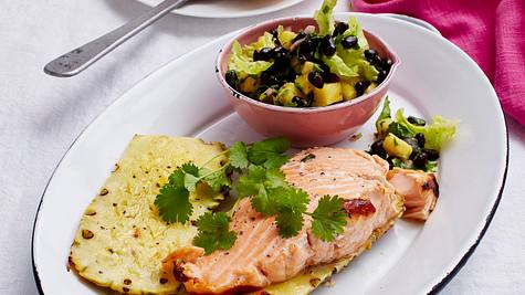 Gegrillter Lachs mit Ananassalat Rezept - Foto: House of Food / Bauer Food Experts KG