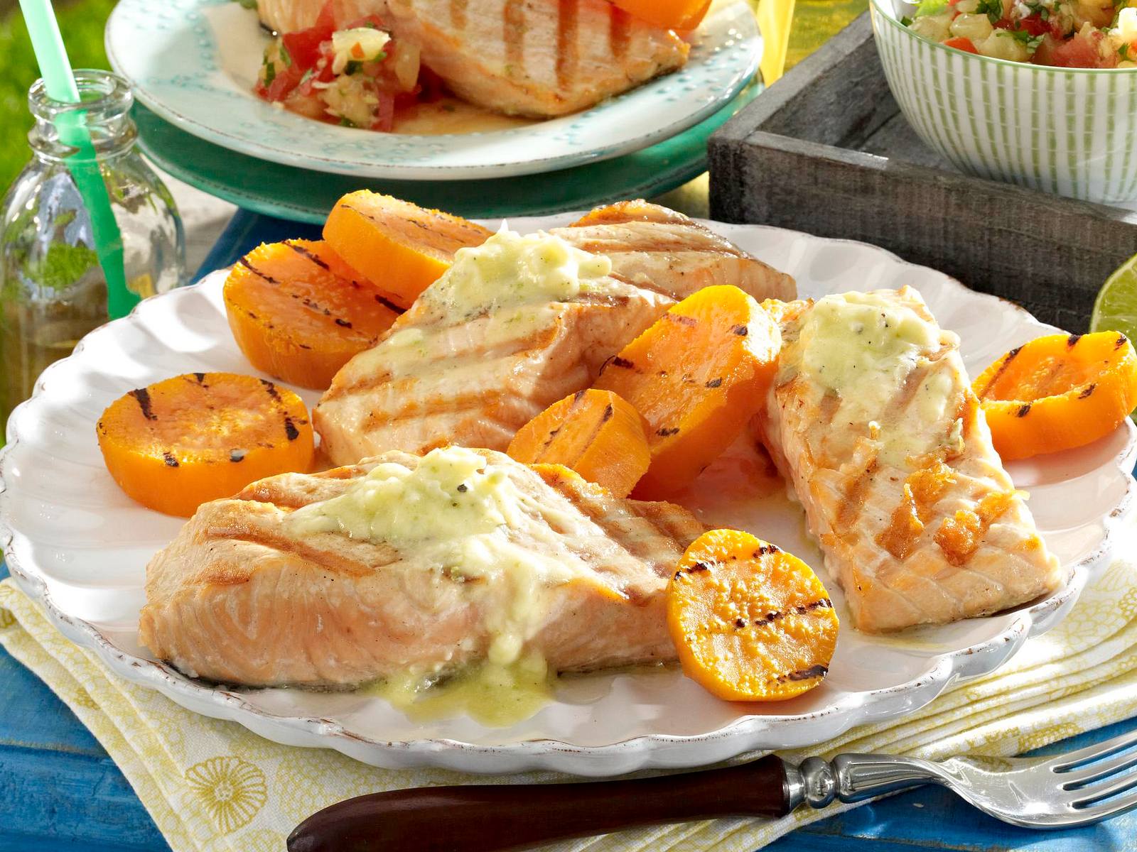 Gegrillter Lachs mit Limetten-Butter und Süßkartofeln Rezept | LECKER