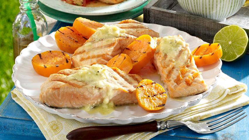 Gegrillter Lachs mit Limetten-Butter und Süßkartofeln Rezept - Foto: House of Food / Bauer Food Experts KG