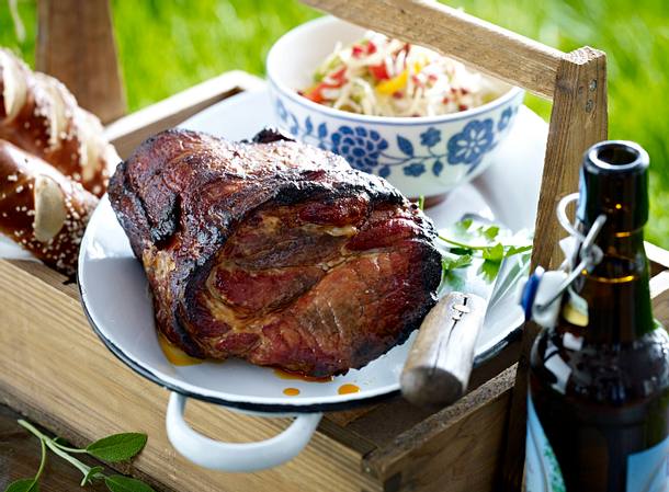 Gegrillter Nackenkotelettbraten mit Honig-Bier-Paste Rezept Gegrillter Nackenkotelettbraten mit Honig-Bier-Paste Rezept