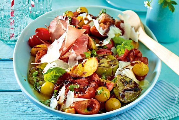 Gegrillter Tomaten-Pfirsich-Salat Rezept