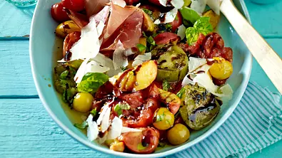 Gegrillter Tomatensalat mit Pfirsichen Rezept - Foto: LECKER @ Bauer Media Group